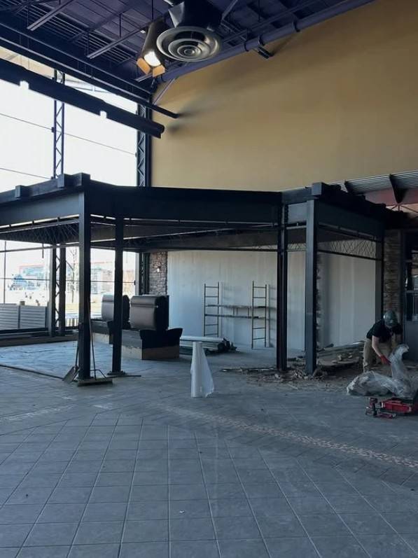 Structure d'acier intérieure à démolir dans un local commercial à haut plafond