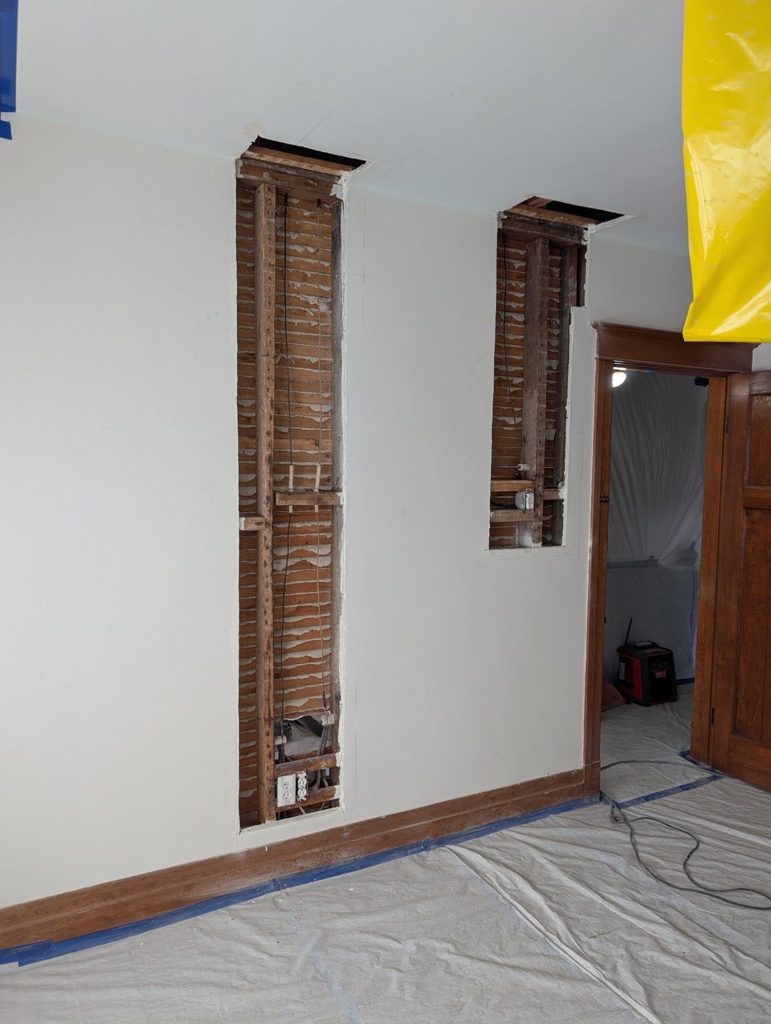 Ouvertures découpées dans un mur de plâtre pour le passage de l'électricité