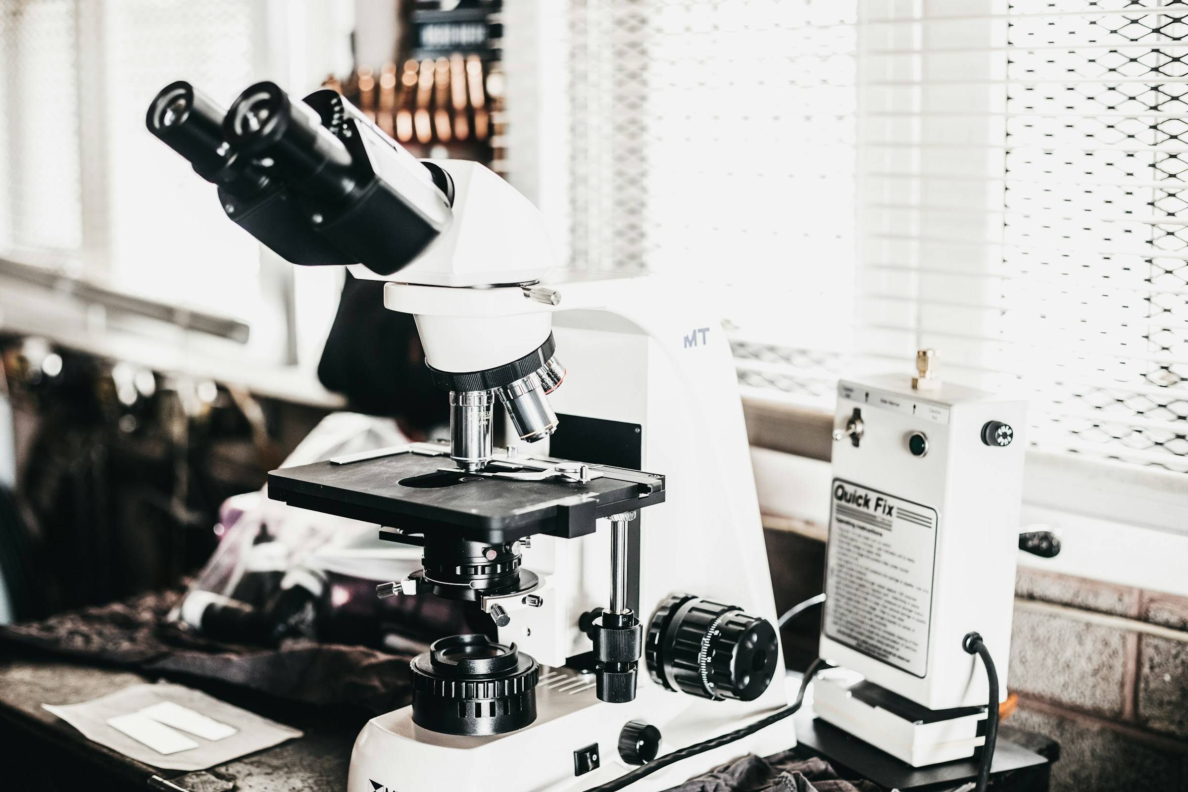 Microscope de laboratoire servant à l'analyse des échantillons