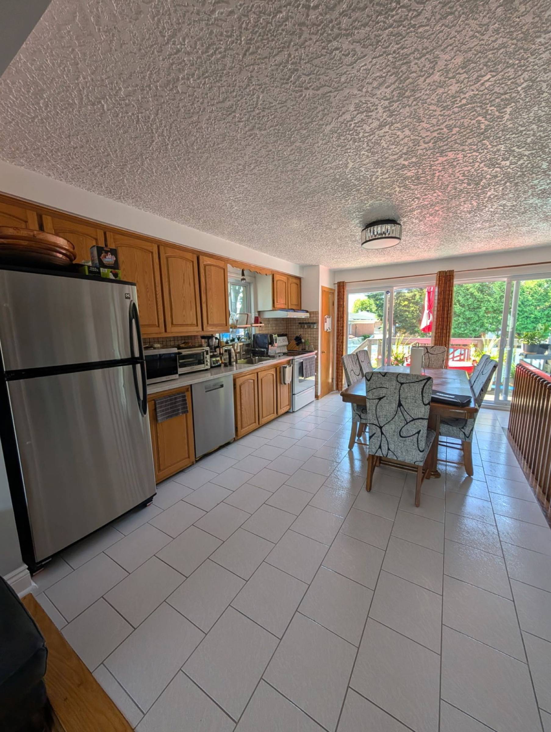 Cuisine et salle à manger d'une maison avec plafond texturé, avant les travaux
