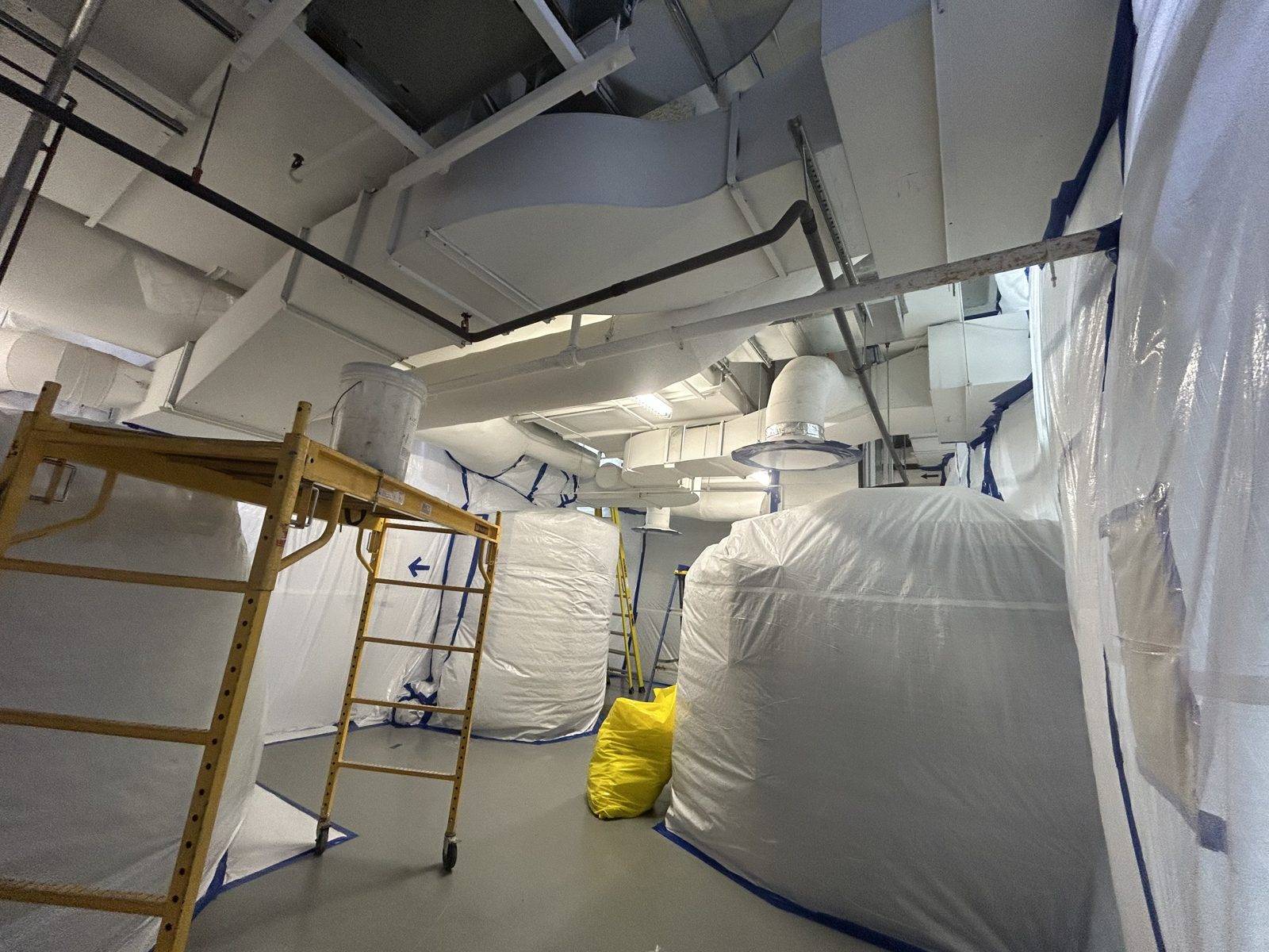 Salle mécanique confinée pour une décontamination